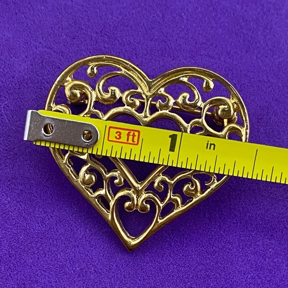 💛 Vintage Gold Tone Heart Brooch & Heart Earrings Set | Openwork Design - Picture 3 of 4
